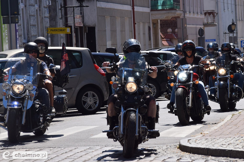 Parada uczestników Atomowego Zlotu Motocyklowego