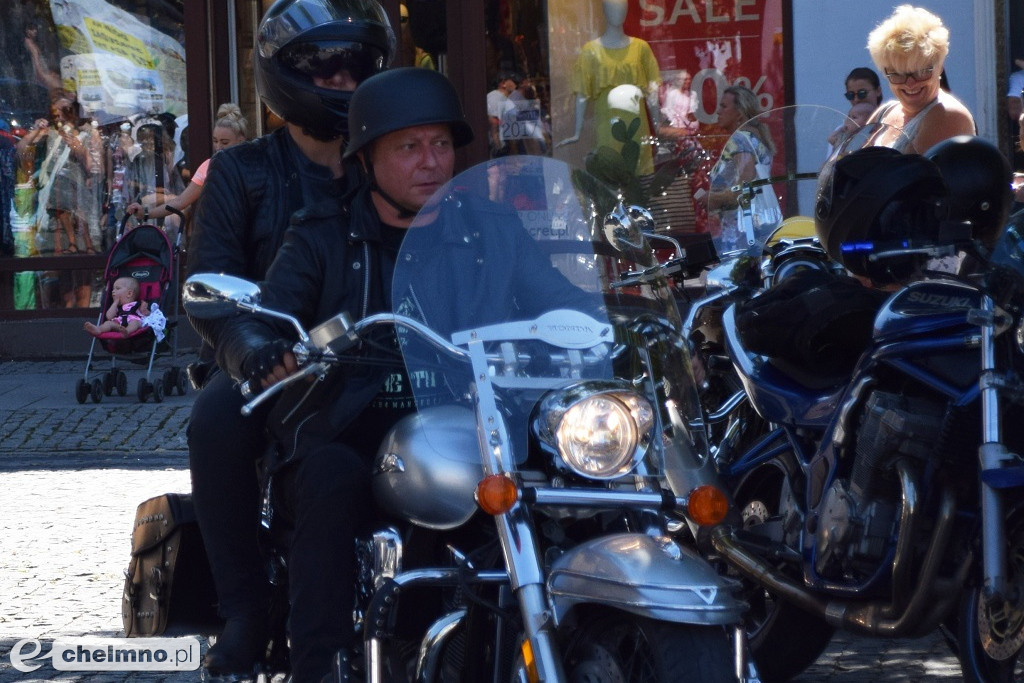 Parada uczestników Atomowego Zlotu Motocyklowego