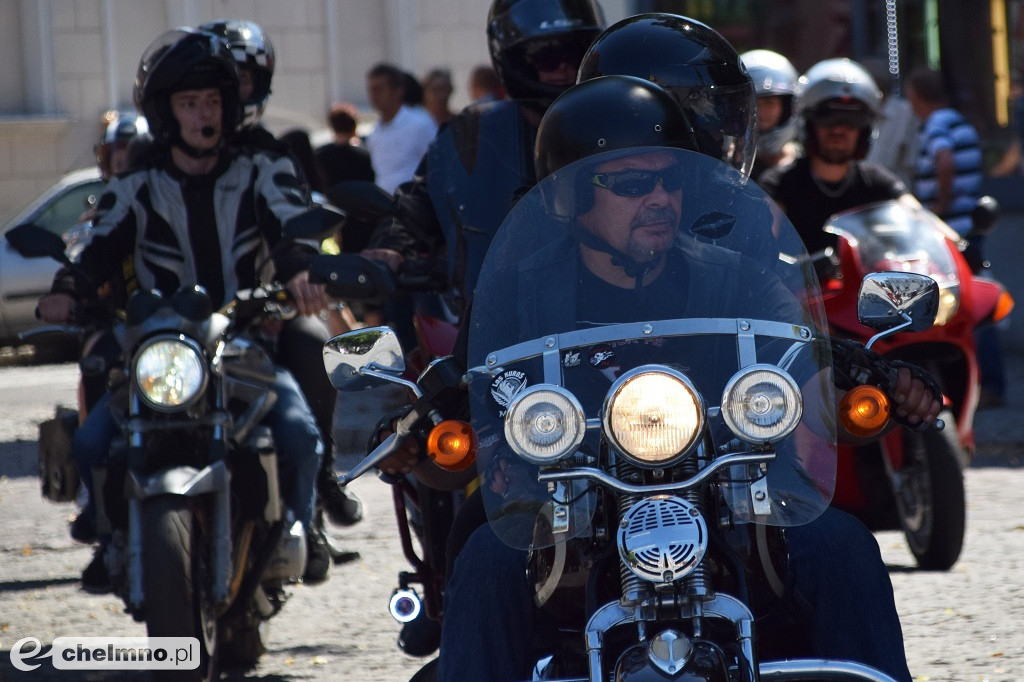 Parada uczestników Atomowego Zlotu Motocyklowego