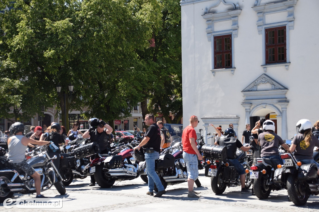 Parada uczestników Atomowego Zlotu Motocyklowego