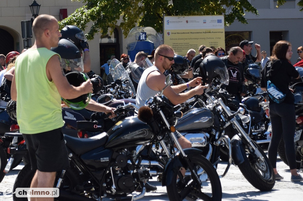 Parada uczestników Atomowego Zlotu Motocyklowego
