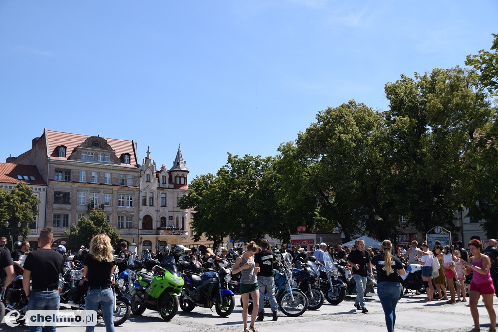 Parada uczestników Atomowego Zlotu Motocyklowego