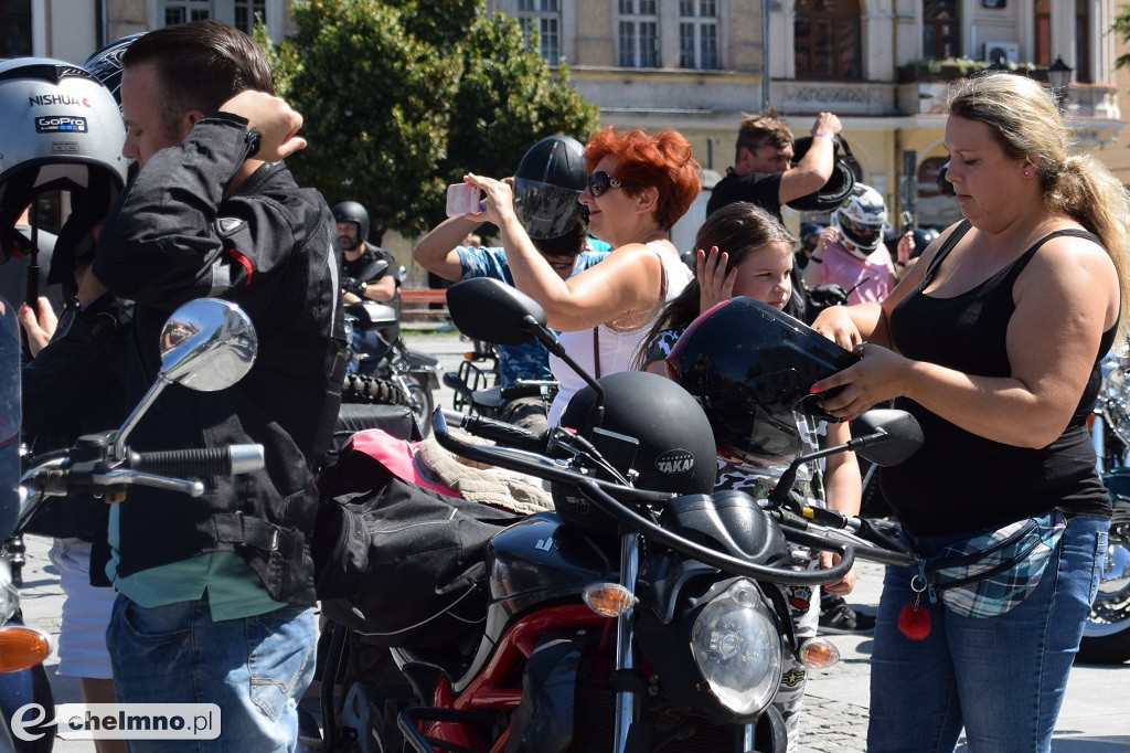 Parada uczestników Atomowego Zlotu Motocyklowego