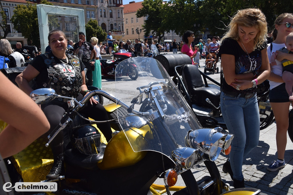 Parada uczestników Atomowego Zlotu Motocyklowego