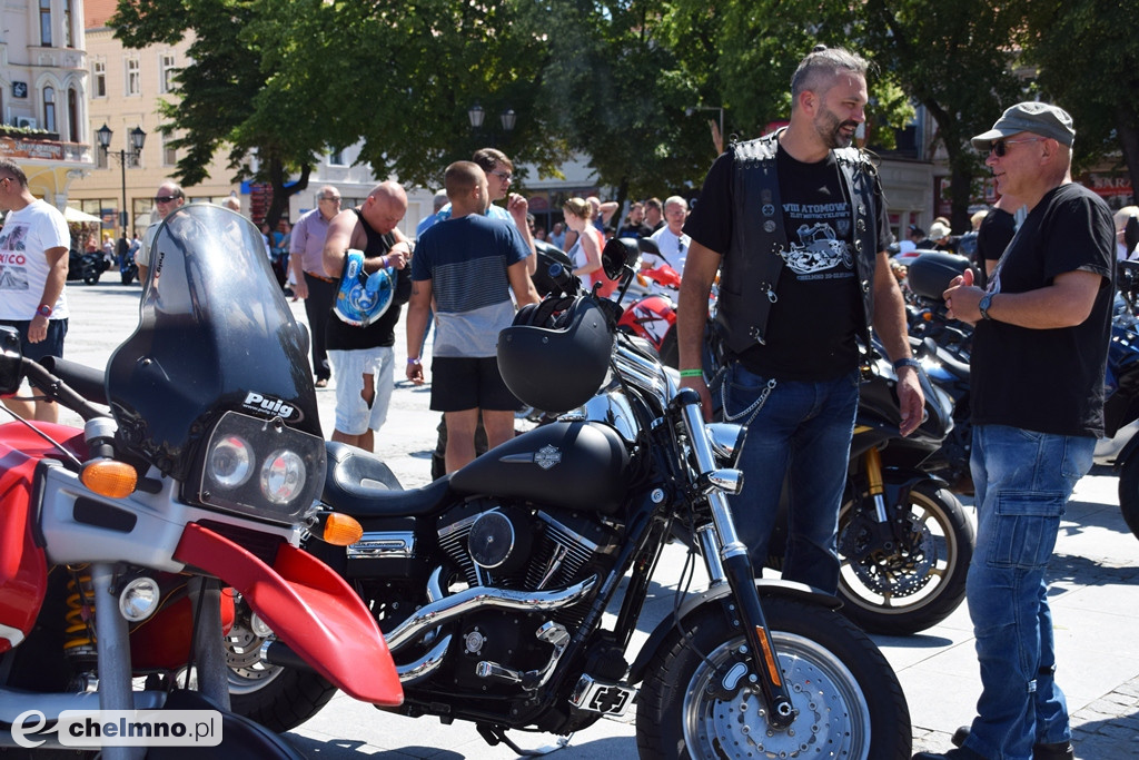 Parada uczestników Atomowego Zlotu Motocyklowego