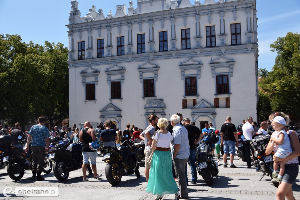 Parada uczestników Atomowego Zlotu Motocyklowego