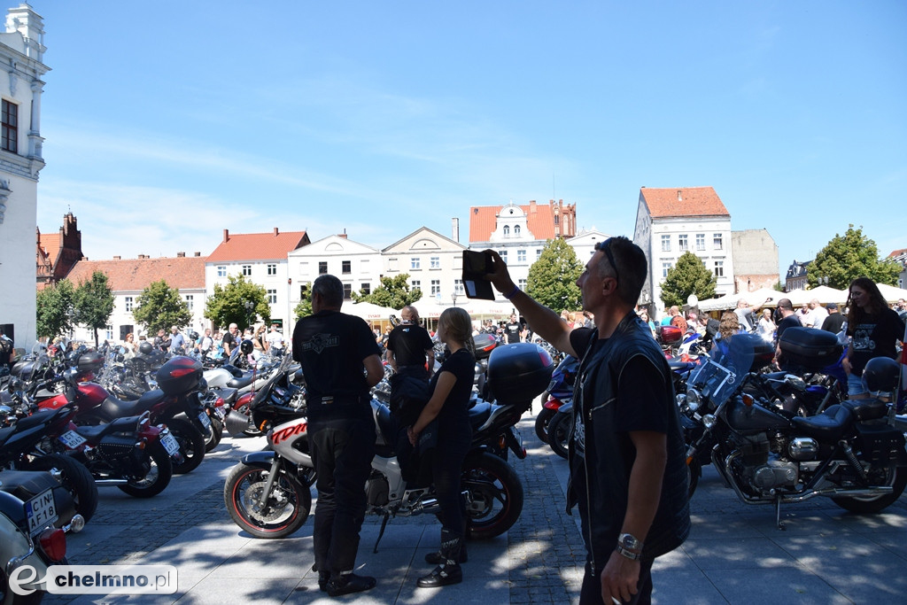Parada uczestników Atomowego Zlotu Motocyklowego