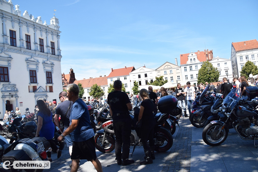 Parada uczestników Atomowego Zlotu Motocyklowego