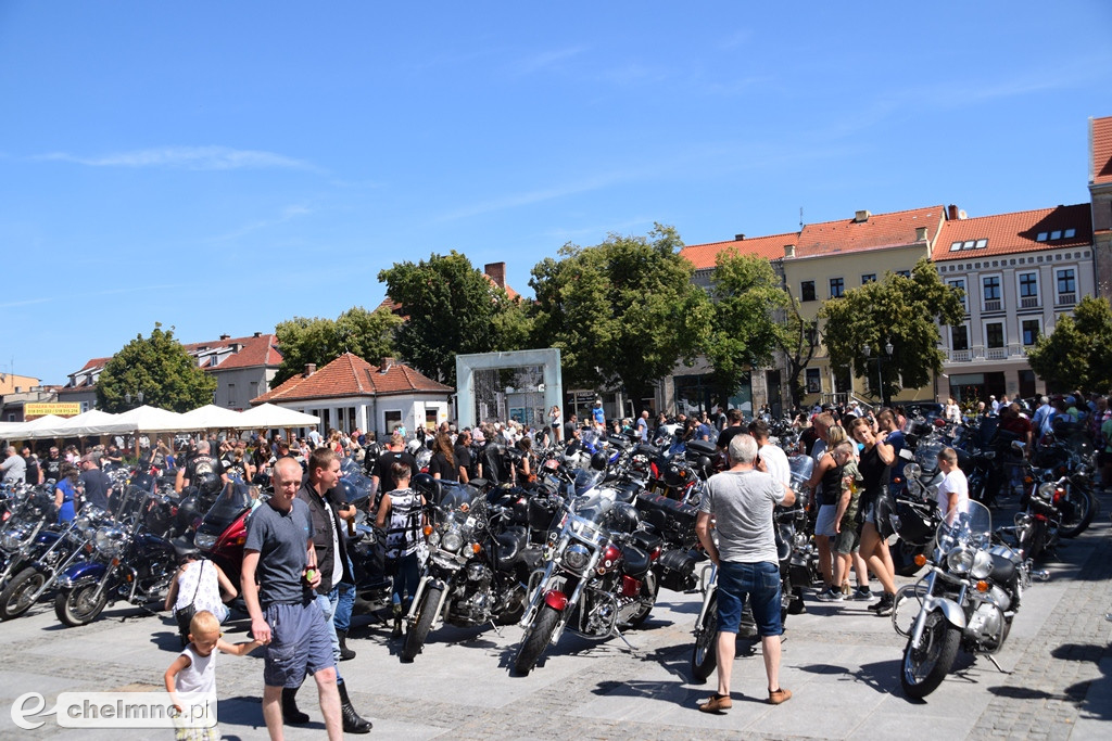 Parada uczestników Atomowego Zlotu Motocyklowego
