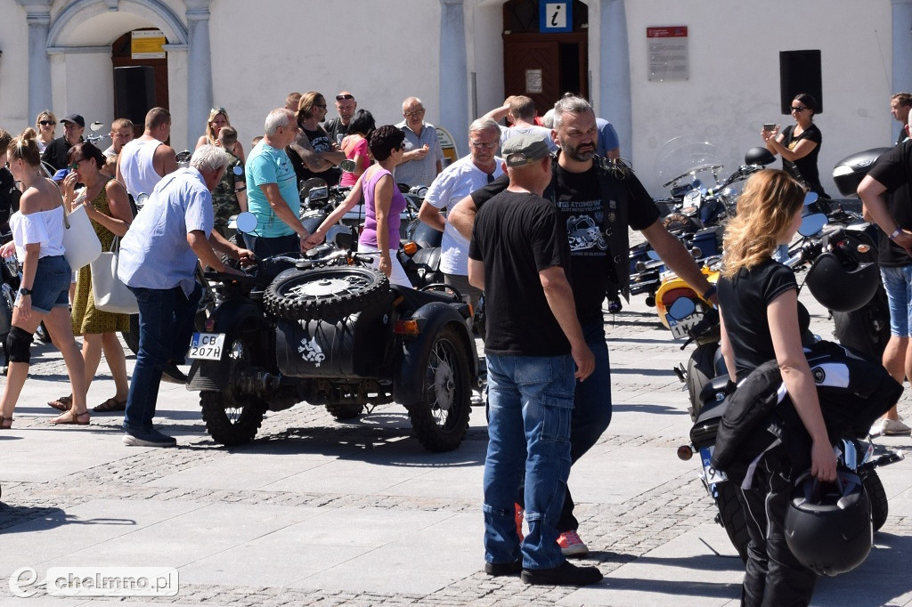 Parada uczestników Atomowego Zlotu Motocyklowego