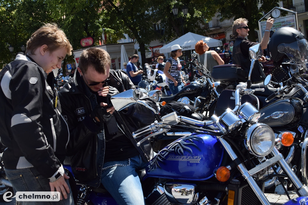 Parada uczestników Atomowego Zlotu Motocyklowego
