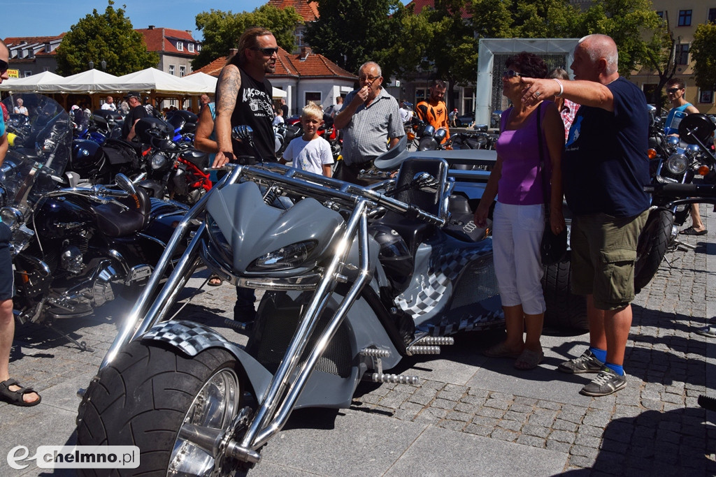 Parada uczestników Atomowego Zlotu Motocyklowego