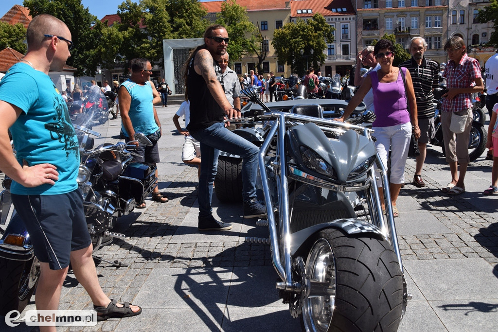 Parada uczestników Atomowego Zlotu Motocyklowego