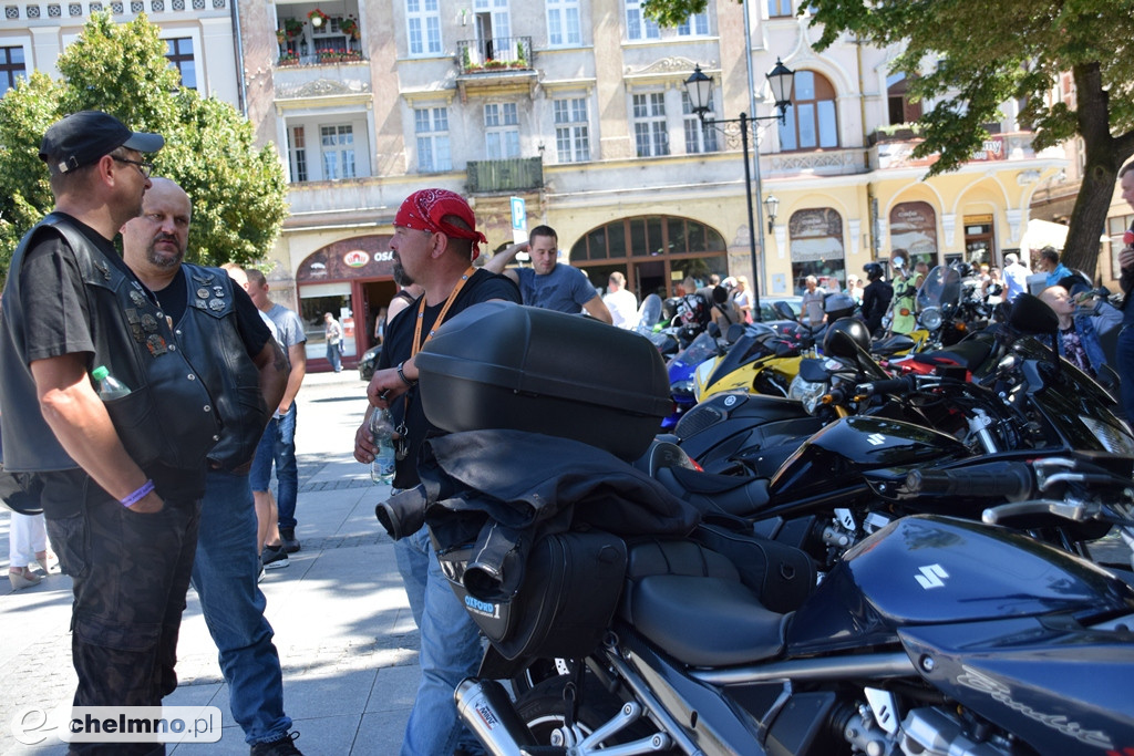 Parada uczestników Atomowego Zlotu Motocyklowego