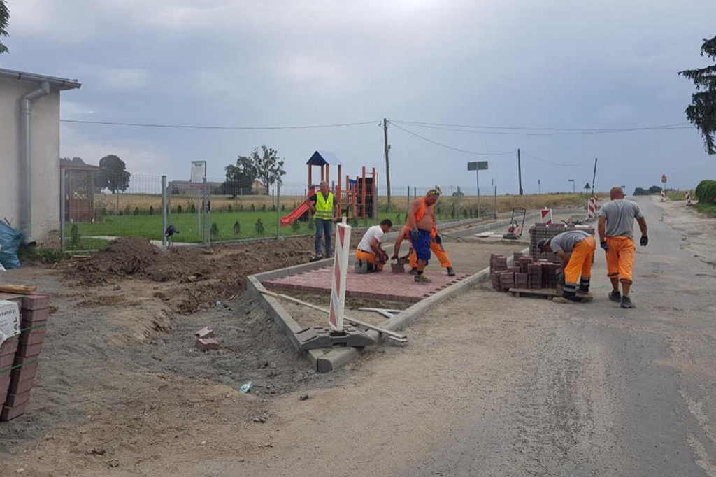 Sprawnie idą prace na drogach gminnych i powiatowych