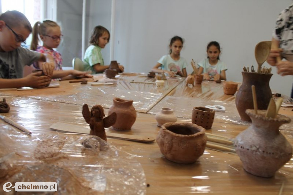 Lepili z gliny na warsztatach ceramicznych