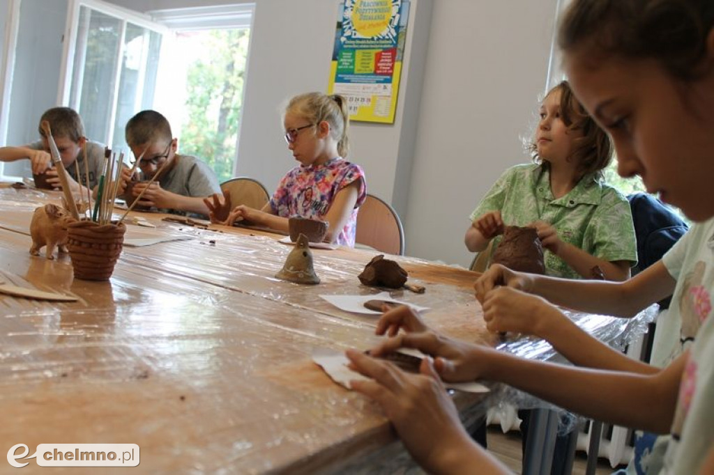 Lepili z gliny na warsztatach ceramicznych