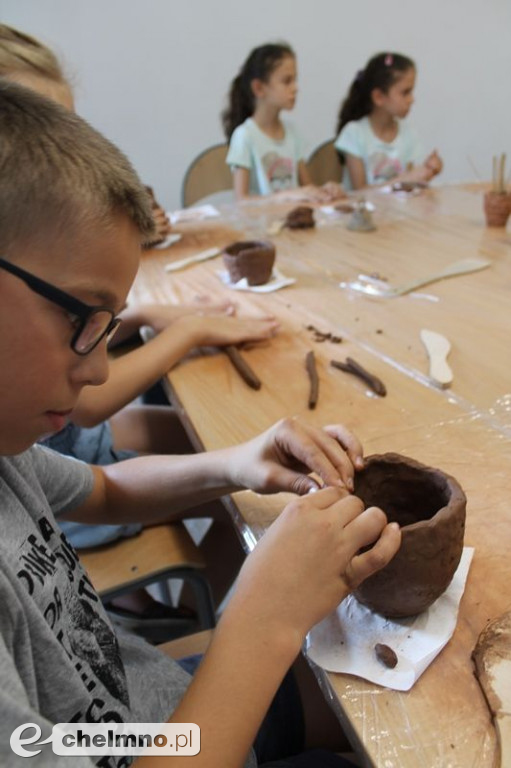 Lepili z gliny na warsztatach ceramicznych