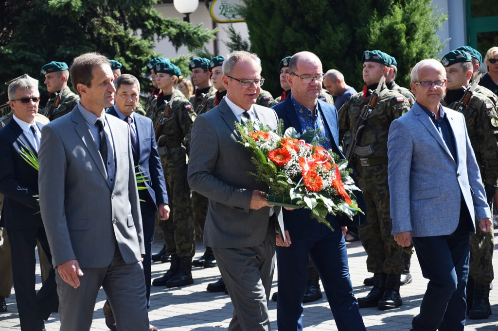 Uroczystość złożenia wiązanek przy Grobie Nieznanego Żołnierza