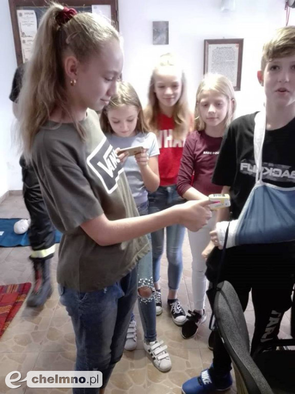 Pokaz pracy strażaka dla uczniów z SP1