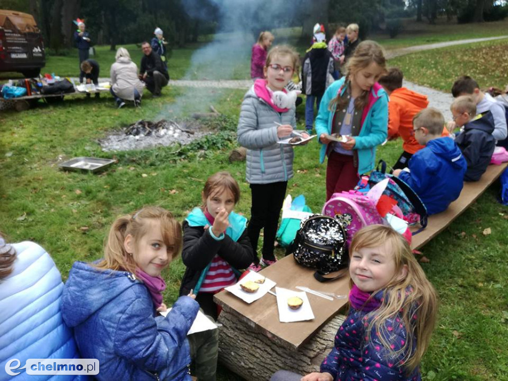 Smaczne ziemniaki z ogniska i miły wycieczkowy nastój