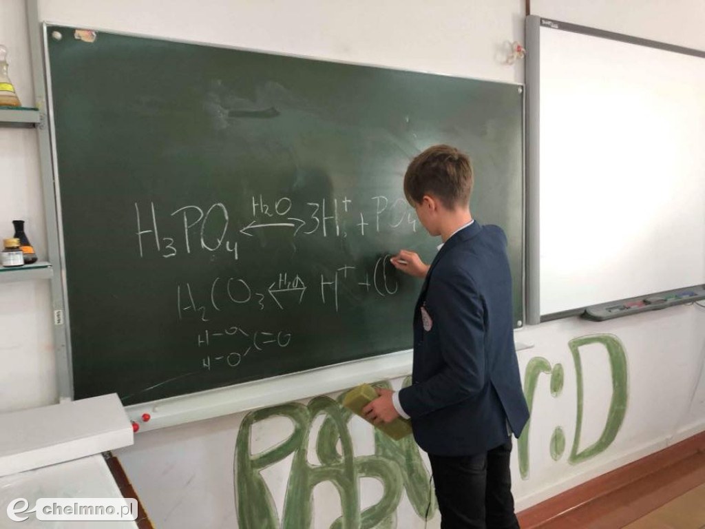 Ciekawe eksperymenty w pracowni chemicznej