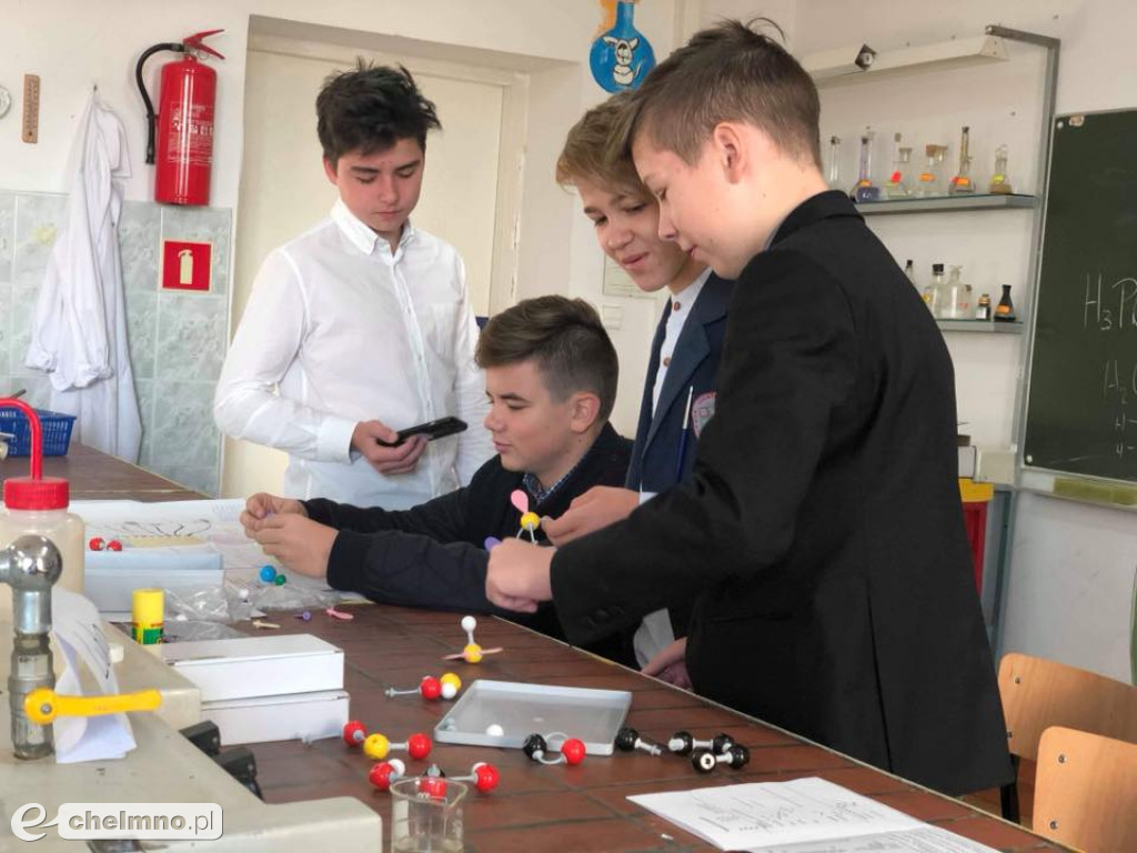 Ciekawe eksperymenty w pracowni chemicznej