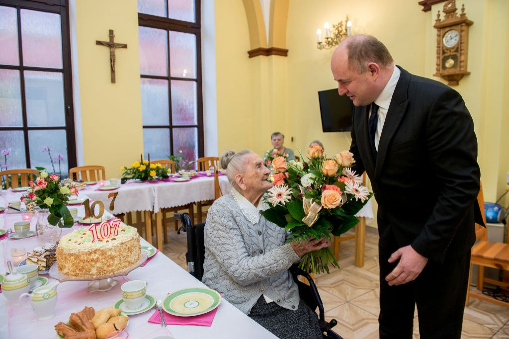 107 urodziny Elżbiety Rogali - mieszkanki DPS w Chełmnie
