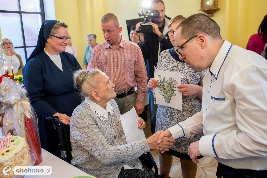 107 urodziny Elżbiety Rogali - mieszkanki DPS w Chełmnie