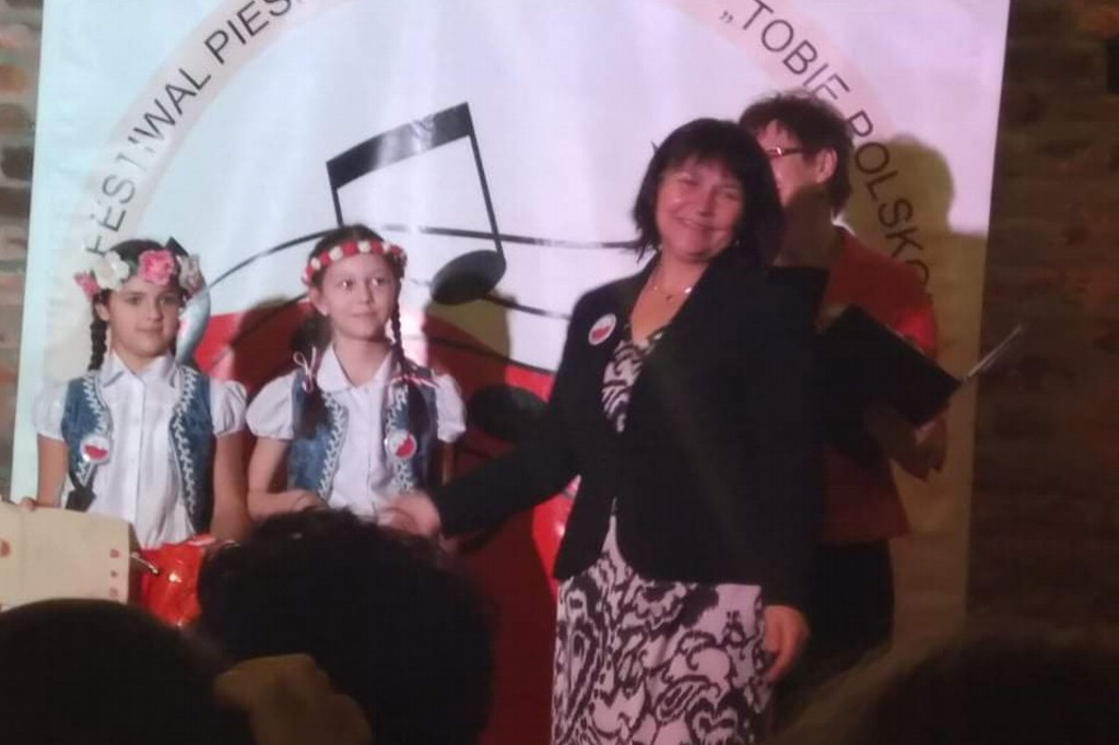 Artystki z klasy Vc SP2 na Festiwalu Pieśni Patriotycznej