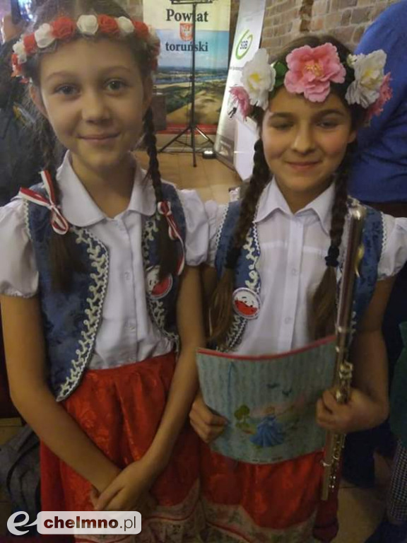Artystki z klasy Vc SP2 na Festiwalu Pieśni Patriotycznej