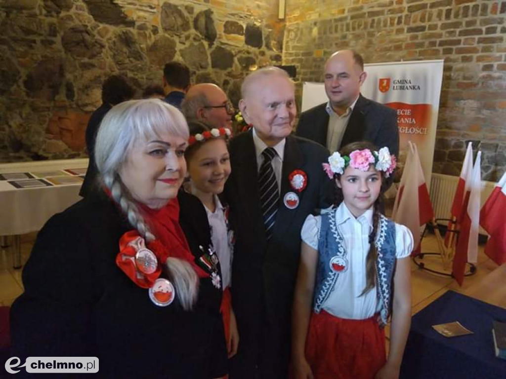 Artystki z klasy Vc SP2 na Festiwalu Pieśni Patriotycznej
