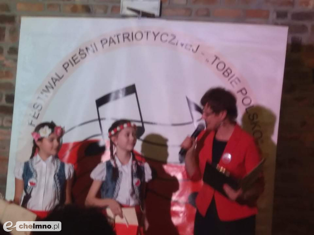 Artystki z klasy Vc SP2 na Festiwalu Pieśni Patriotycznej