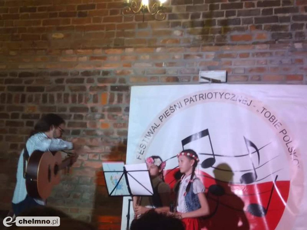 Artystki z klasy Vc SP2 na Festiwalu Pieśni Patriotycznej