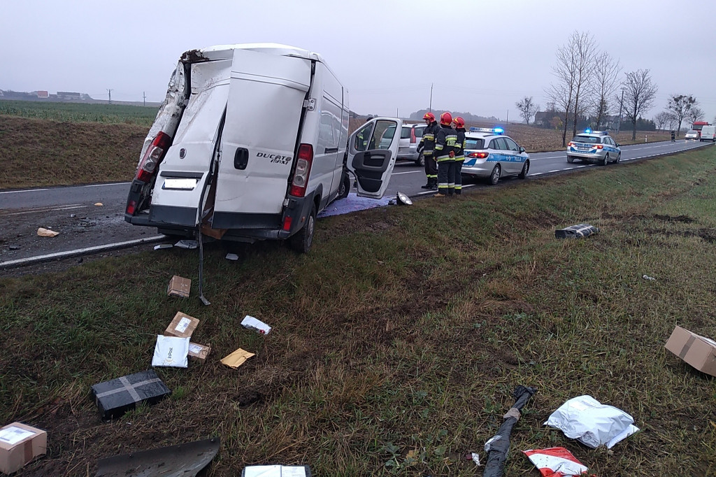 Dachował i rozsypały się paczki. Wypadek w Stolnie