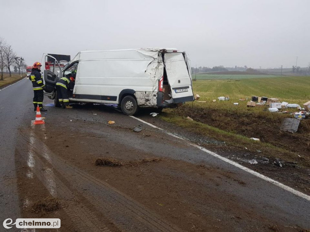 Dachował i rozsypały się paczki. Wypadek w Stolnie