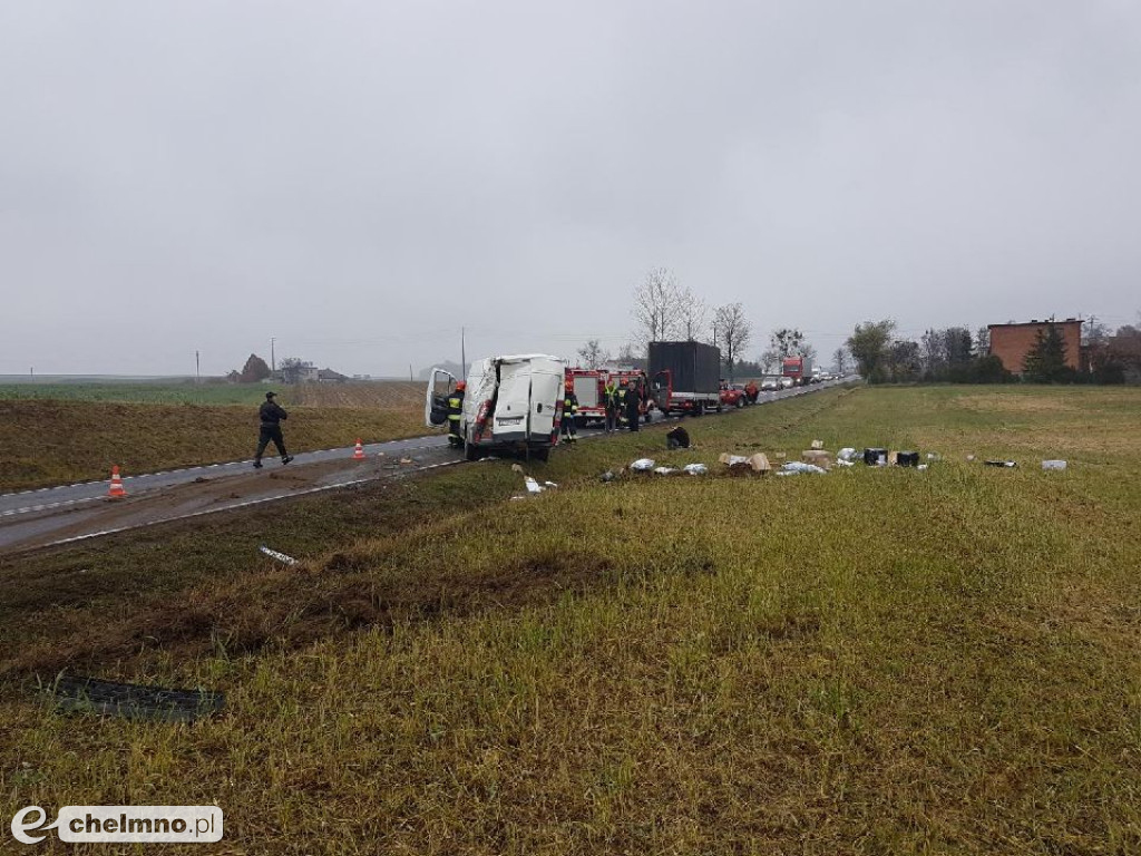 Dachował i rozsypały się paczki. Wypadek w Stolnie