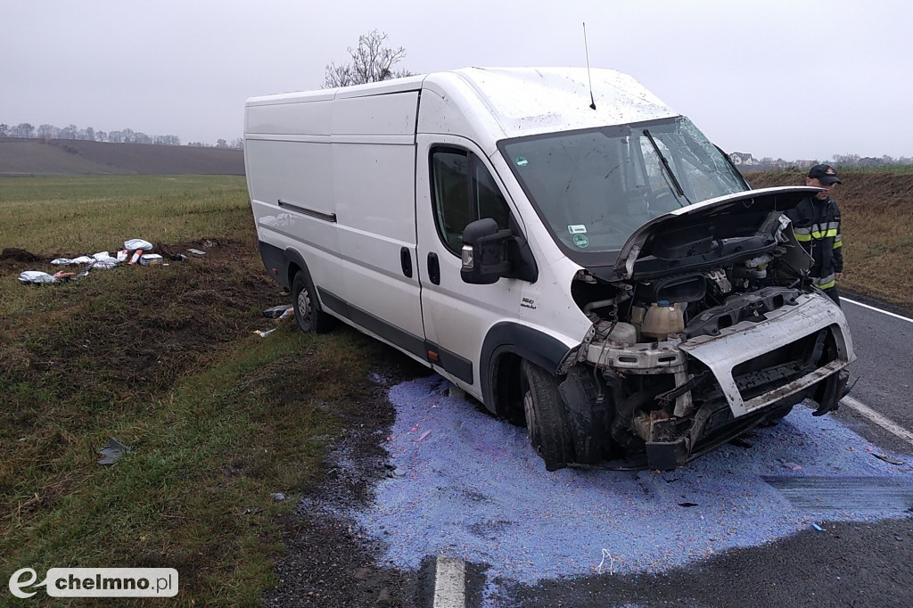 Dachował i rozsypały się paczki. Wypadek w Stolnie
