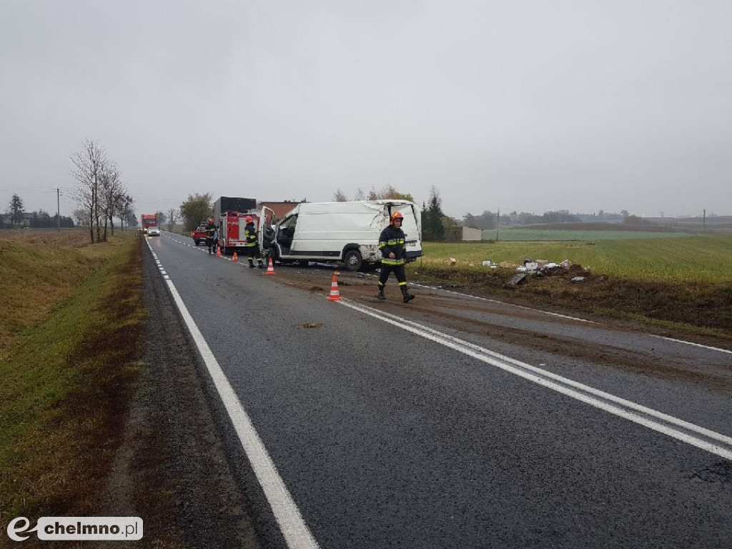 Dachował i rozsypały się paczki. Wypadek w Stolnie