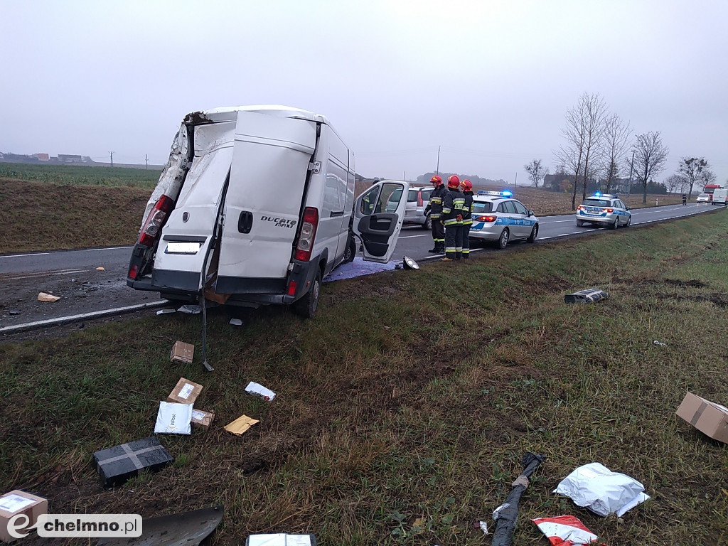 Dachował i rozsypały się paczki. Wypadek w Stolnie