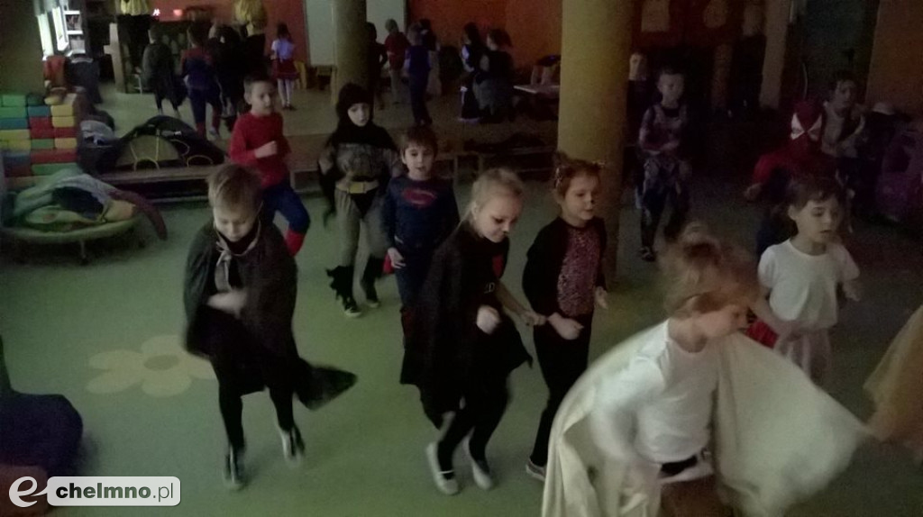 Brzdące uczą się i bawią doskonale.