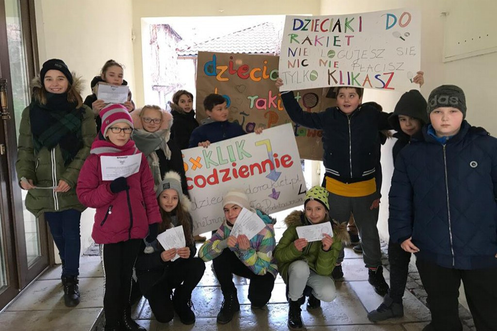 Wesoła akcja: Dzieciaki do rakiet w Czwórce.
