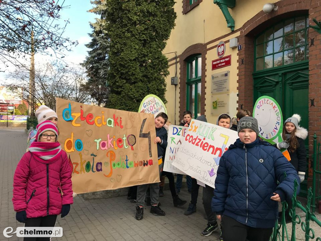 Wesoła akcja: Dzieciaki do rakiet w Czwórce.