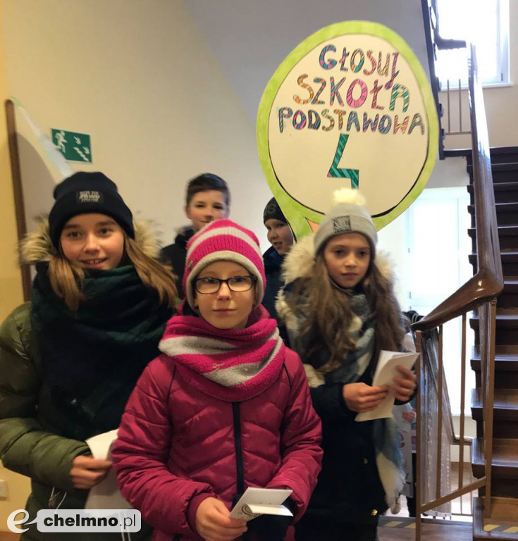 Wesoła akcja: Dzieciaki do rakiet w Czwórce.