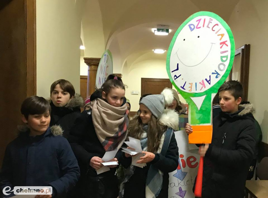 Wesoła akcja: Dzieciaki do rakiet w Czwórce.