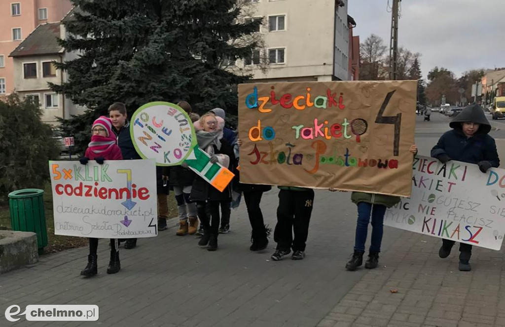 Wesoła akcja: Dzieciaki do rakiet w Czwórce.