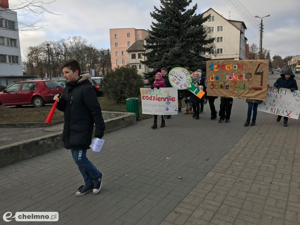 Wesoła akcja: Dzieciaki do rakiet w Czwórce.