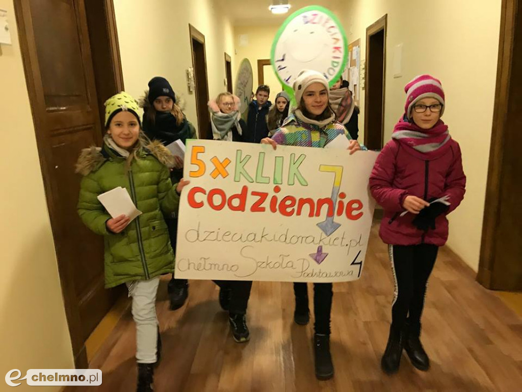 Wesoła akcja: Dzieciaki do rakiet w Czwórce.