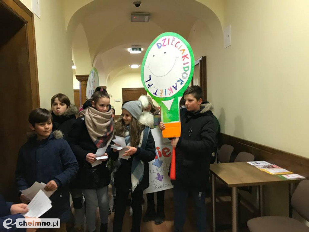 Wesoła akcja: Dzieciaki do rakiet w Czwórce.