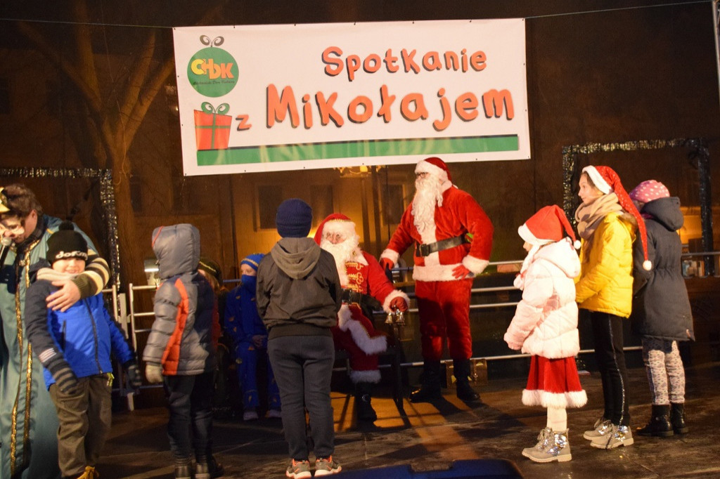 Mikołaj przyjechał wozem strażackim na Rynek.